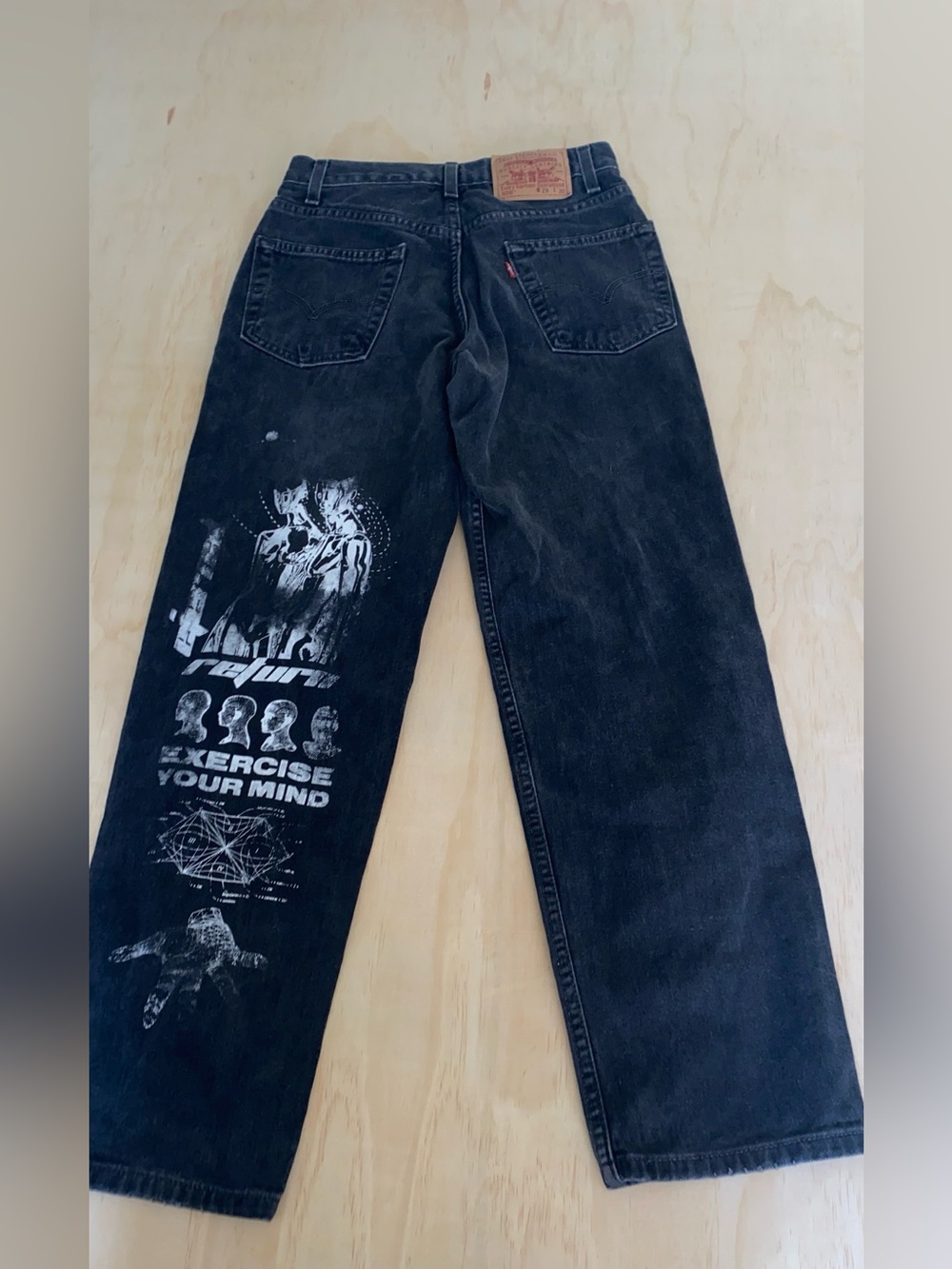 Levi's 550  Black Straight-Leg Jeans with White Graphic Print  size W29 L30